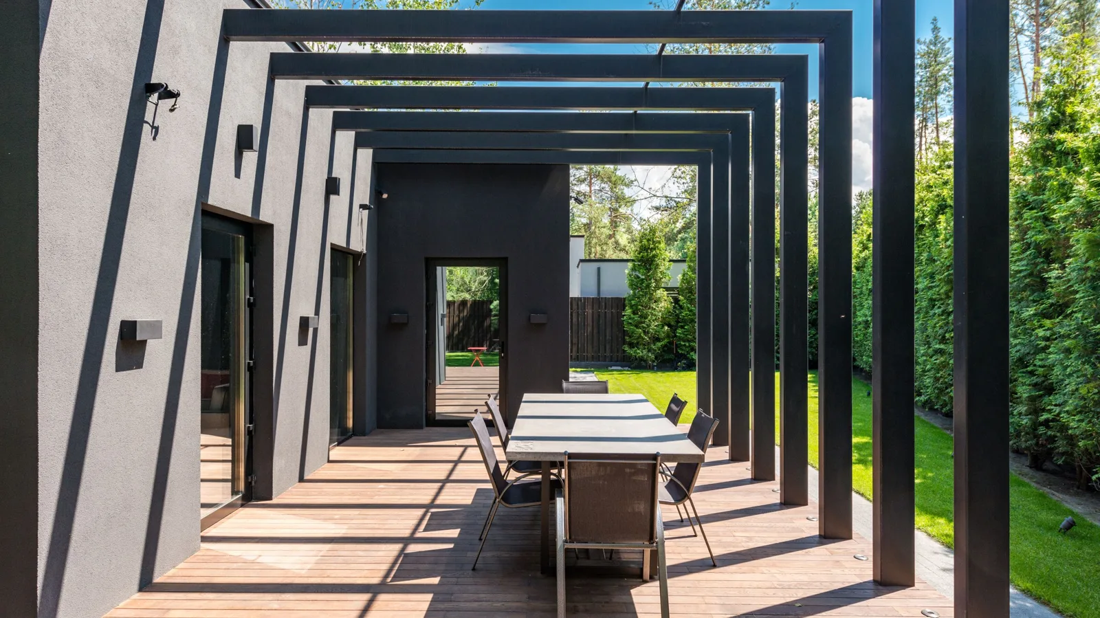 Illustration de l'article « Créer un coin repas élégant sous une pergola en bois »